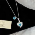 Squisita collana in argento con ciondolo a cuore blu vibrante e zirconi scintillanti - Collana Cuore Blu (R2393) / Argento