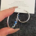 Orecchini a cerchio minimalisti placcati in argento con brillanti cristalli blu - Stile Cerchio a C con Strass Blu / Argento