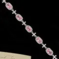 Elegante pulsera de plata con gemas rosas ovaladas y brillantes dijes en forma de cruz. - Estilo de Pulsera de Cruz Rosa (R1200)