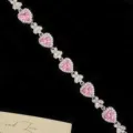 Elegante pulsera plateada con piedras de corazón rosa y lazos - Estilo de Pulsera de Corazón Rosa (R2457)