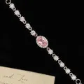 Pulsera plateada elegante con una gran piedra rosa ovalada y circonitas brillantes - Estilo de Pulsera de Diamante Rosa (R1444)