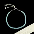 Elegantes verstellbares Silberarmband mit funkelnden hellblauen Zirkoniasteinen. - Verstellbarer Bolo Stil (R1456) / Gletscherblau