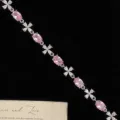 Elegante pulsera de cristal rosa de estilo francés con detalles florales blancos - Estilo de Pulsera de Flor de Cruz Rosa (R2437)