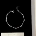 Vue détaillée d'un bracelet à maillons en bambou argenté avec des zircons violets élégants. - Style Bambou (R5822) / Violet