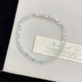 Detailansicht eines Tennisarmband mit minzgrünen rechteckigen Zirkonia auf Textur - Linien Stil (R2785) / Mintgrün
