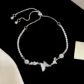 Elegante bracciale a farfalla in argento con dettagli in conchiglia e zirconi - Bracciale Farfalla (R1393)
