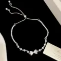 Dettaglio ravvicinato del bracciale in argento con fiocco a farfalla e zirconi lucidi - Bracciale Con Fiocco Di Conchiglia (R1208)
