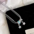 Collar de capas plateado con colgantes de estrellas, cristales y cuenta turquesa - Collar de Estrella Azul (R1140)
