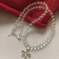 Elegante collar con colgante de margarita, cuentas transparentes y amuleto de plata - Collar de Cuentas de Flores (R2883)