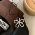 Elegante colgante de margarita con cuentas plateadas en collar de cordón negro fino - Collar de Cordón de Margarita (R0221)
