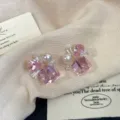 Eleganti orecchini a lobo con cristalli rosa a goccia, quadrati e perle sintetiche - Stile Perla di Zucchero Quadrata Rosa (R0393)