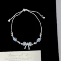 Elegante pulsera de lazo plateada con circonitas azul claro corte de hielo - Estilo de Lazo Azul (R2160)