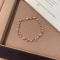 Elegante pulsera de oro rosa con circonitas de flores de hielo púrpuras y perlas - Estilo de flor pequeña morada con perla artificial (R2492) / Púrpura