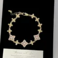 Elegante pulsera dorada con dijes en forma de flor y circonitas de colores - Estilo de flor de cuatro hojas rosa (R2512) / Rosa
