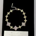 Elegante pulsera dorada con dijes de flores de circonita en color púrpura y blanco - Estilo de flor de cuatro hojas púrpura (R2521) / Púrpura