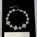 Elegante pulsera de oro con flores de circonita de colores sobre terciopelo negro. - Estilo de flor de cuatro hojas verde (R2628) / Verde
