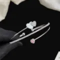 Lussuoso bracciale rigido argentato a strati con cuori di cristallo e pietra rosa - Bracciale Cuore Conchiglia (R0059) / Argento