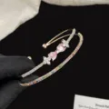 Elegante bracciale rigido a tre strati placcato oro con cuori rosa e fiori di cristallo - Bracciale Fiocco Oro (R0831) / Oro