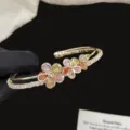 Elegante bracciale floreale dorato con strass colorati e design a più strati. - Bracciale Tre Fiorellini Oro (R5144) / Oro
