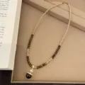 Elegante collana con ciondolo Saturno, perle di occhio di tigre naturali e cristalli - Collana Occhio di Tigre Ciondolo Saturno (R0257)