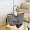 Große gestreifte Canvas-Einkaufstasche mit 'Make Magic Happen 1995' Buchstabendruck - Horizontal / 1 Stück