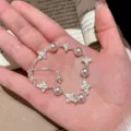 Elegante pulsera plateada con perlas grises y dijes de trébol de cuatro hojas con circón. - Forma de Trébol de Cuatro Hojas (R0214)