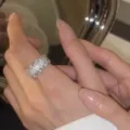 Eleganter funkelnder verstellbarer Kristall-Breitbandring für Damen in Silber - R5207 Voller Strassring