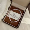 Elegante pulsera de perlas de estilo francés con un brillante centro de circón rojo - Estilo de Bucle Único Rojo Paloma (R1370)