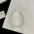 Dettaglio dell'elegante bracciale a doppio strato con zirconi rosa e perle finte - Braccialetto a Doppio Strato Manta (R0850) / Rosa