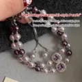 Elegante pulsera de perlas de dos capas con dijes de circón púrpura y acabado plateado. - Estilo Doble Capa Púrpura (R1510)
