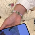 Bracciale intrecciato a mano con cristalli verdi e perline floreali, cordino rosa regolabile. - Gioiello Da Mano Farfalla (R2319)