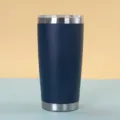 Vista detallada del vaso de acero inoxidable con aislamiento al vacio de doble pared - 20oz / Azul marino
