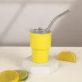 Detalle de la mini taza térmica de acero inoxidable amarillo brillante con pajita. - 3oz / Amarillo