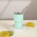 Vista detallada del mini vaso térmico de acero inoxidable verde menta con pajita. - 3oz / Azul cielo