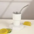 Detalle de mini taza térmica de acero inoxidable, acabado blanco con tapa y pajita. - 3oz / Blanco