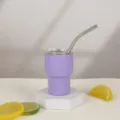 Vista detallada de un mini vaso de acero inoxidable morado con pajita en soporte. - 3oz / Violeta