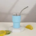 Primer plano del mini vaso térmico de acero inoxidable azul claro con detalle de pajita. - 3oz / Azul lago