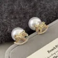 Eleganti orecchini a lobo a forma di cavallo a dondolo dorati con perla bianca - R0512 Orecchini a Bottone con Perle e Cavallo a Dondolo Dorati