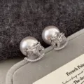 Eleganti orecchini a lobo a forma di cavallo a dondolo con perle rosa e cristalli - R0148 Orecchini a Bottone con Perle e Cavallo a Dondolo Argentati