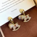 Vintage Schaukelpferd-Ohrringe mit funkelnden Steinen und rotem Emaille-Herz-Detail - R5390 Strass Besetztes Schaukelpferd Ohrstecker