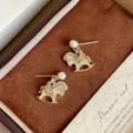 Elegante goldene Schaukelpferd-Ohrringe mit Perlen und Strass in einer Schmuckschatulle - R0907 Muschel Schaukelpferd Ohrstecker