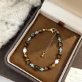 Vista dettagliata di un braccialetto in occhio di tigre e perle in una confezione - Bracciale Occhio di Tigre Fatto a Mano (R1298)