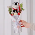 Süßer Abschluss-Teddybär-Strauß mit handgestrickten Blumen und Glückwunsch-Schleife - Rot