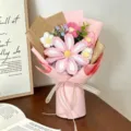 Gros plan d'un bouquet de fleurs au crochet fait main dans un emballage vintage rose - Avec Sac à Main / Rose
