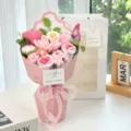 Gros plan détaillé d'un bouquet de fleurs au crochet avec des cœurs roses - Comprend Tulipe+Cœur+Rose+Sac Cadeau / Style Papillon Rose