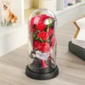 Vista detallada de un ramo de rosas de jabón eternas bajo cúpula de cristal con luces LED. - Base negra y caja de regalo / Rojo 7 Rosas