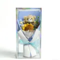 Handgefertigter Häkel-Sonnenblumen- und Teddybär-Blumenstrauß im transparenten Geschenkset. - Blau