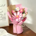 Gros plan détaillé d'un bouquet de fleurs en laine au crochet rose fait à la main - Avec Sac à Main / Rose rouge