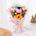 Abschluss Sonnenblumen Blumenstrauß mit süßem rosa Plüschbär Geschenk für Absolventen. - Ohne Beutel / Rosa Doktor-Bär mit rosa Geschenkpapier