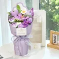 Élégant bouquet de fleurs au crochet violet fait main avec sac cadeau blanc et une carte - Comprend Tulipe+Cœur+Rose+Sac Cadeau / Style Papillon Violet